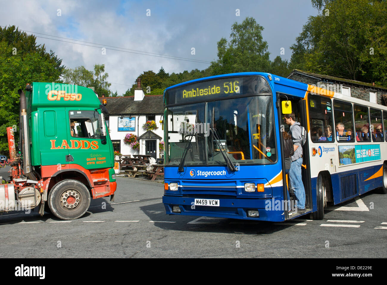 Camion et bus dans le village de Great Langdale, Langdale, Parc National de Lake District, Cumbria, Angleterre, Royaume-Uni Banque D'Images