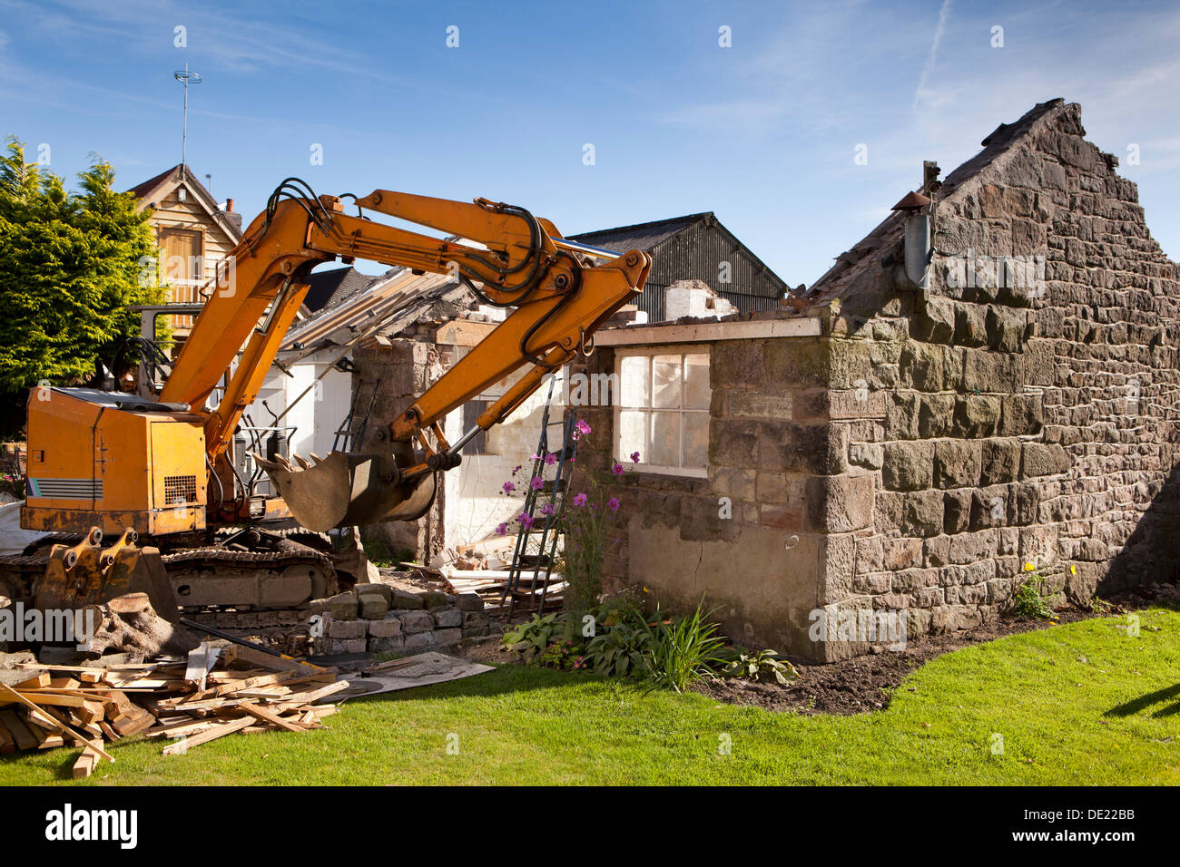 L bâtiment maison, démolition de vieilles pierres construit dépendance pour effacer emplacement prêt pour la construction de maison neuve Banque D'Images