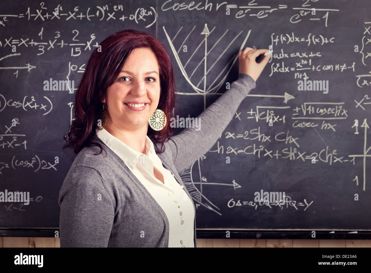 Portrait of caucasian teacher et blackboard background Banque D'Images Portrait of caucasian teacher et blackboard background Banque D'Images