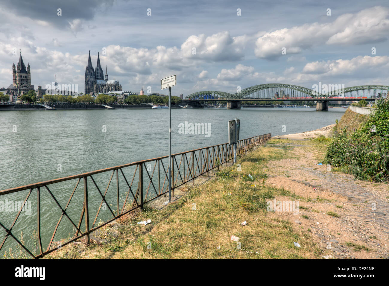 Waterfrontage abandonnés et déserte à côté du Rhin et la ville allemande de Cologne. Banque D'Images