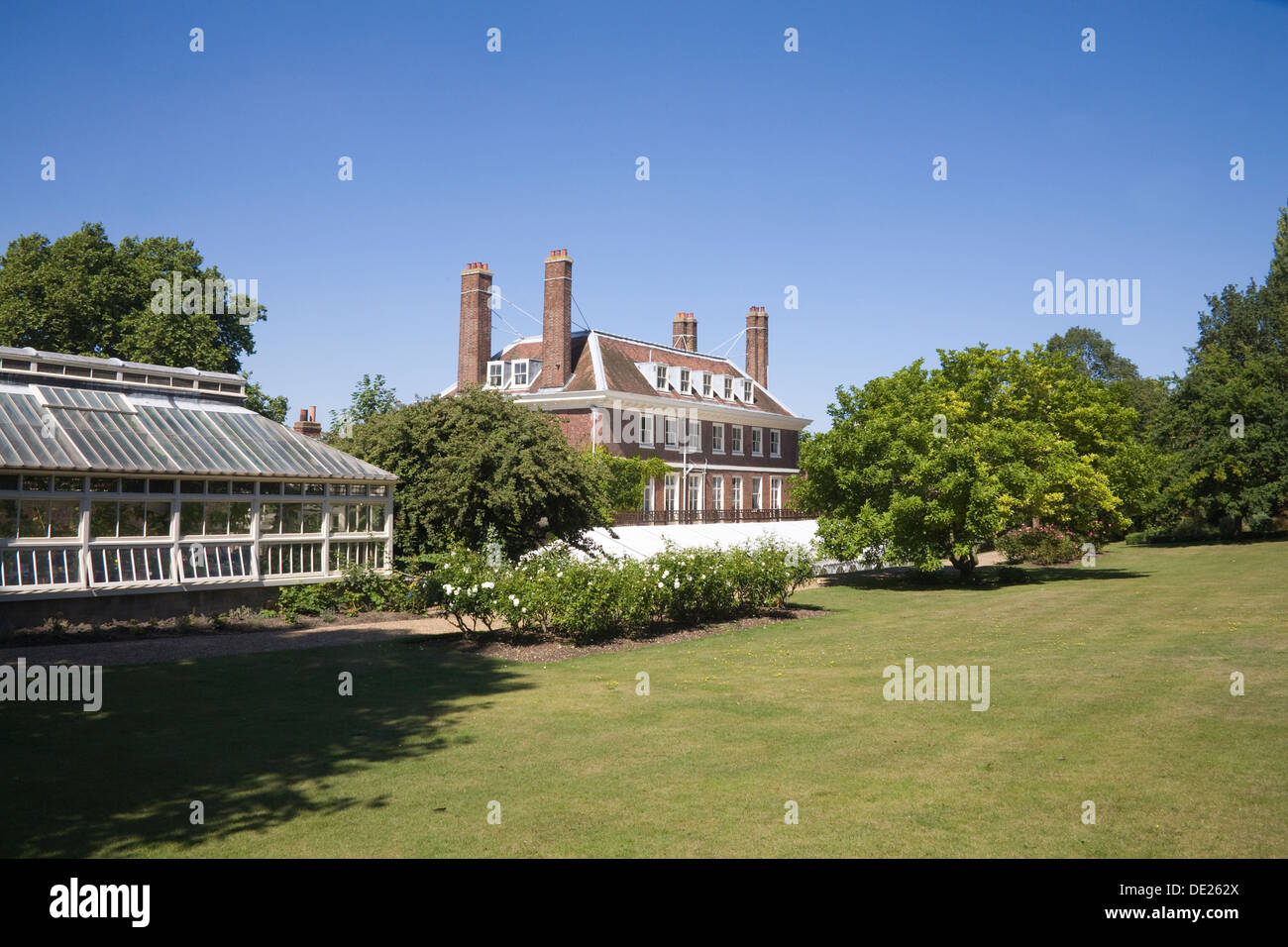 Chatham Historic Dockyard splendeur géorgienne Kent House du Commissaire jardin construite 1704 plus ancien bâtiment de la marine en Grande-Bretagne Banque D'Images