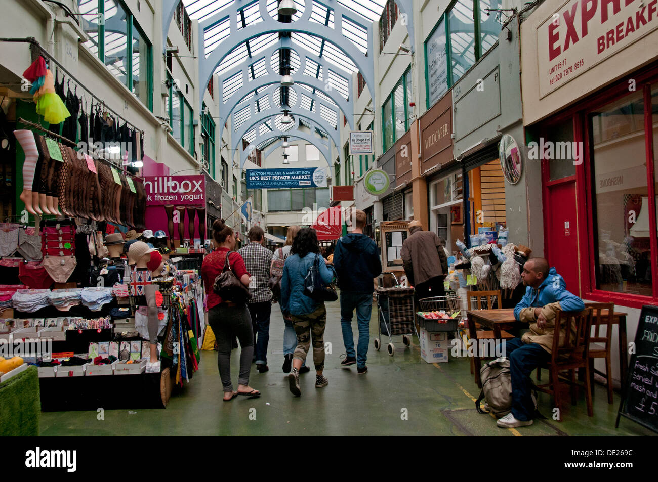 Rangée du marché dans le village à Brixton avec des stands et des aliments Banque D'Images