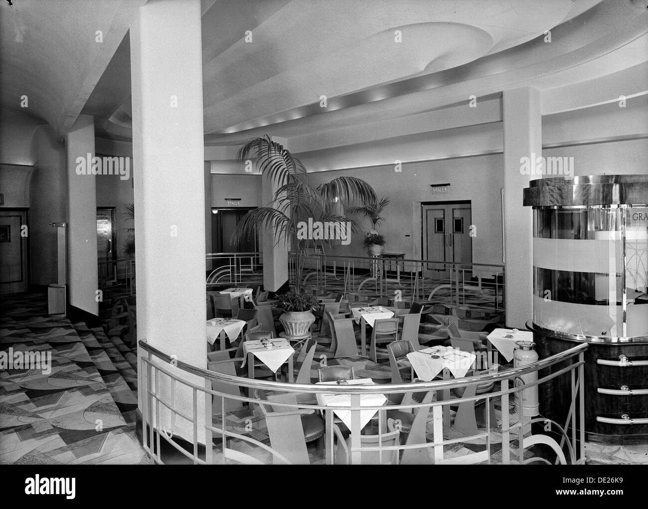 Salon de thé engloutis dans l'Odeon, Rayners Lane, Londres, après 1936. Artiste : J Maltby Banque D'Images