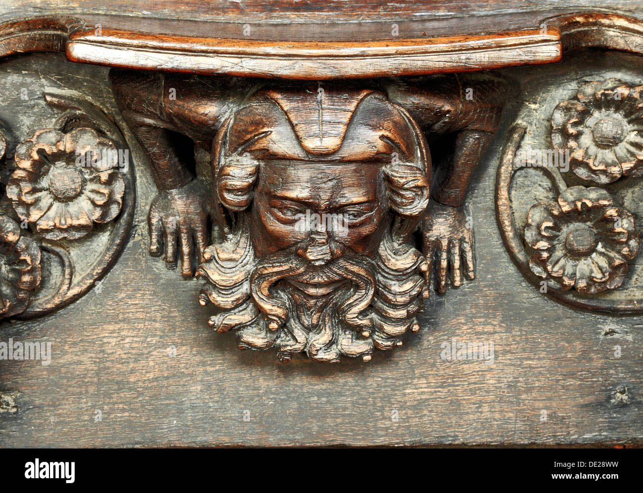 14e siècle misericord médiévale, barbu, siège à l'appui. Margarets, Kings Lynn Norfolk England UK English miséricordes Banque D'Images