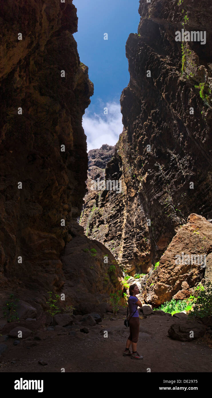 Surpris les filles dans le Barranco de Masca gorge, Tenerife, Canaries, Espagne, Europe Banque D'Images