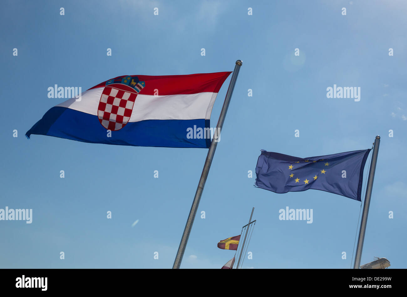 L'admission de la Croatie, les drapeaux de l'UE et de la Croatie en agitant au port de Rovinj, Croatie, symbole, image symbolique, Banque D'Images