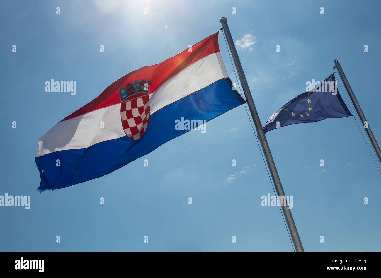 L'admission de la Croatie, les drapeaux de l'UE et de la Croatie en agitant au port de Rovinj, Croatie, symbole, image symbolique, Banque D'Images