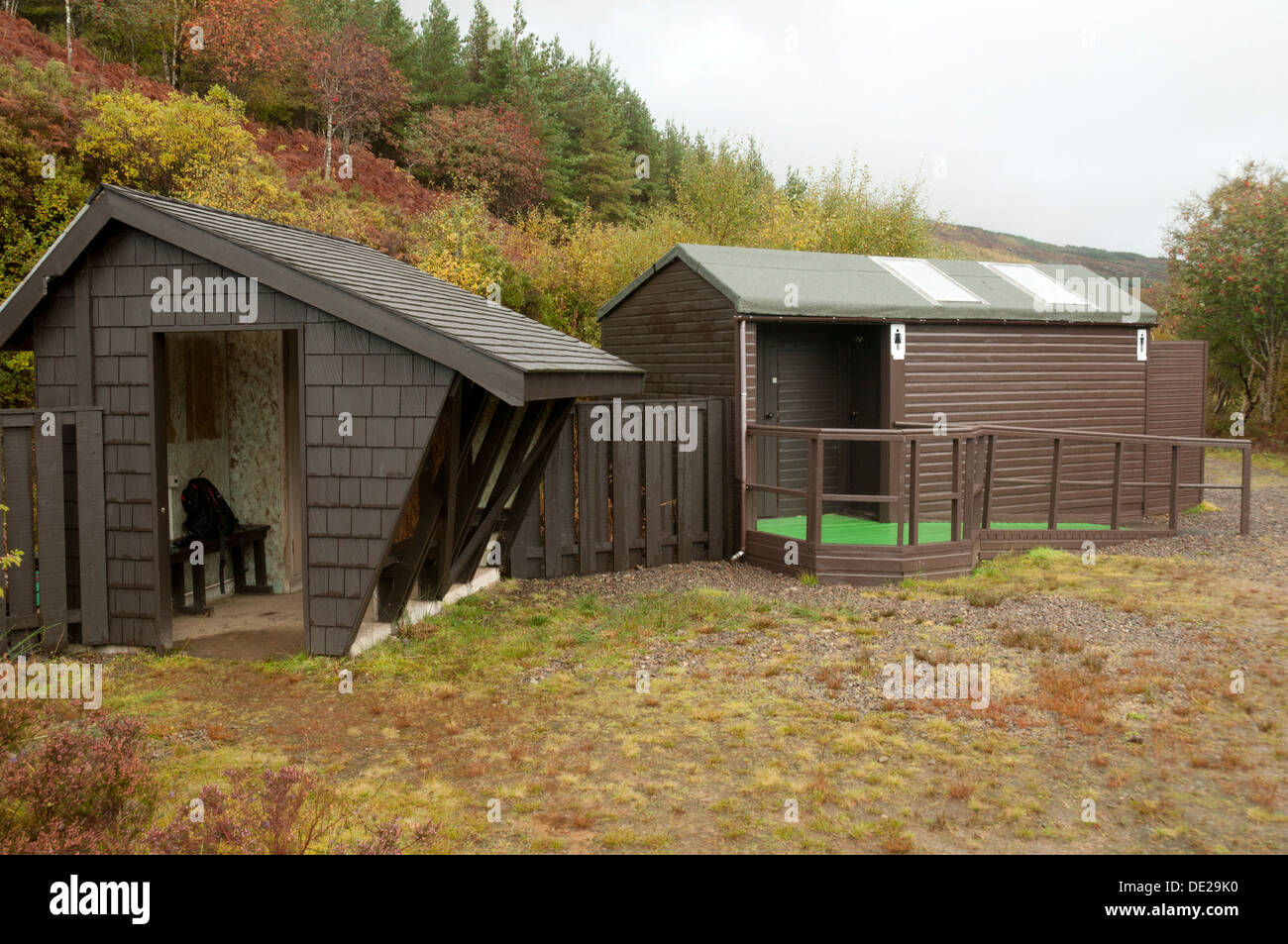 Des toilettes et un abri sur la piste des mammifères marins à Kylerhea, Isle of Skye, Scotland, UK Banque D'Images