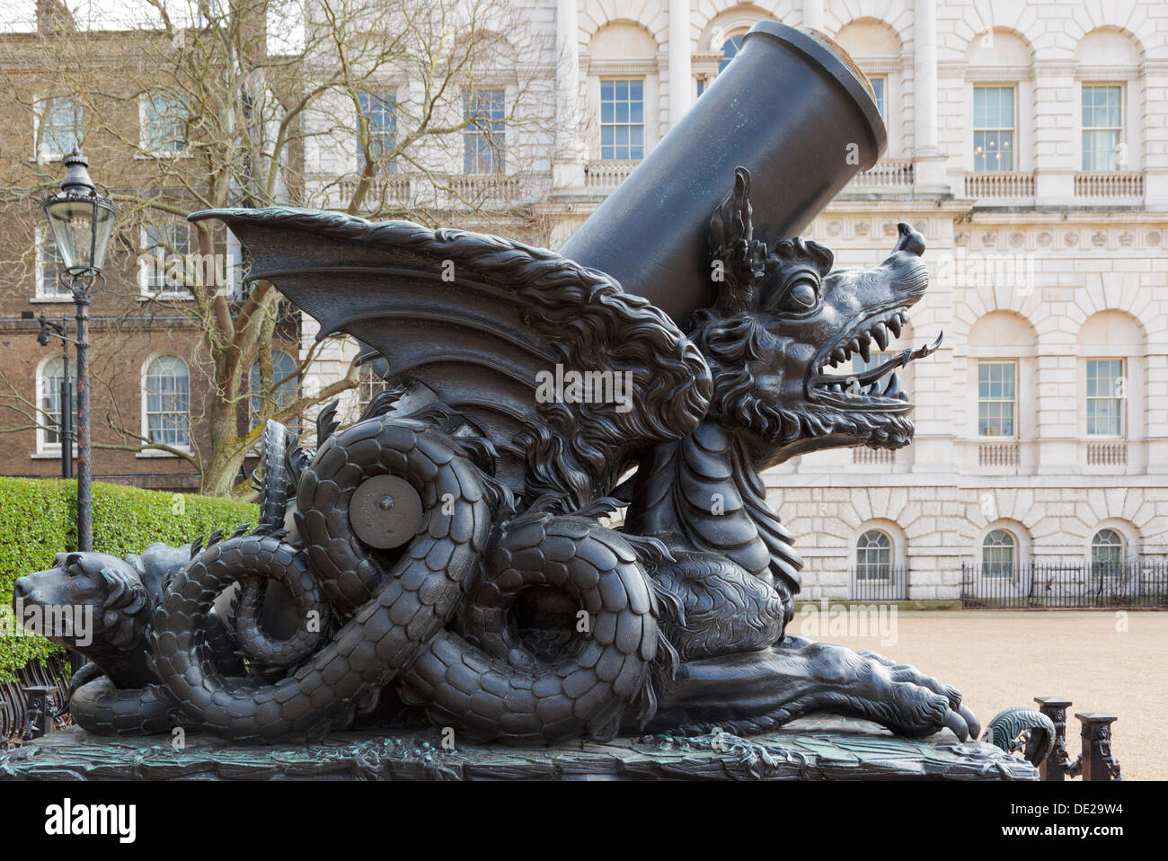 Un grand mortier dans Horseguards Parade sur un dragon chinois en fonte - base envoyé à Londres à partir du siège de Cadix en 1812. Banque D'Images