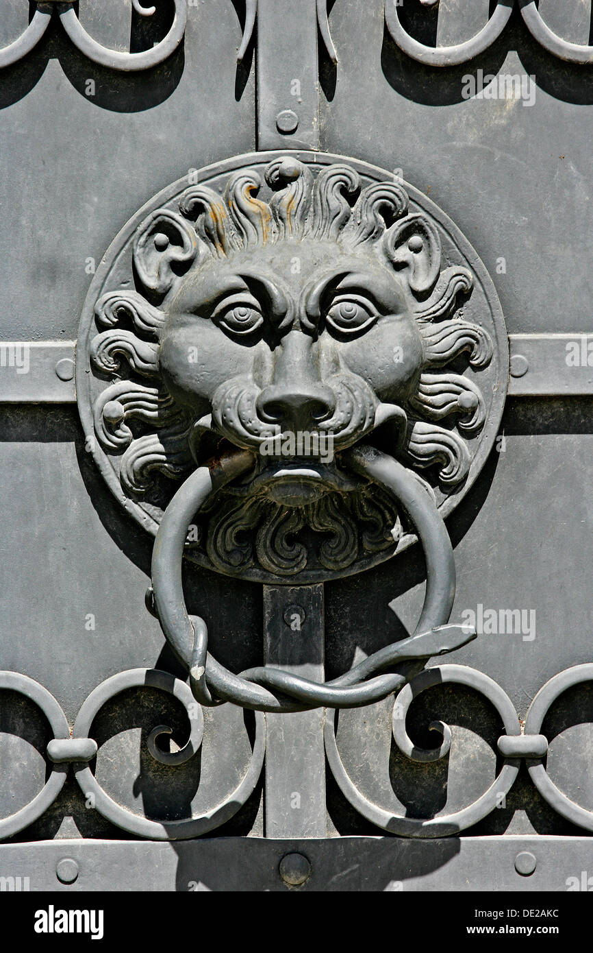 En tant que tête de lion heurtoir sur les portes en fer du Musée national de Bavière à Munich, Bavière Banque D'Images