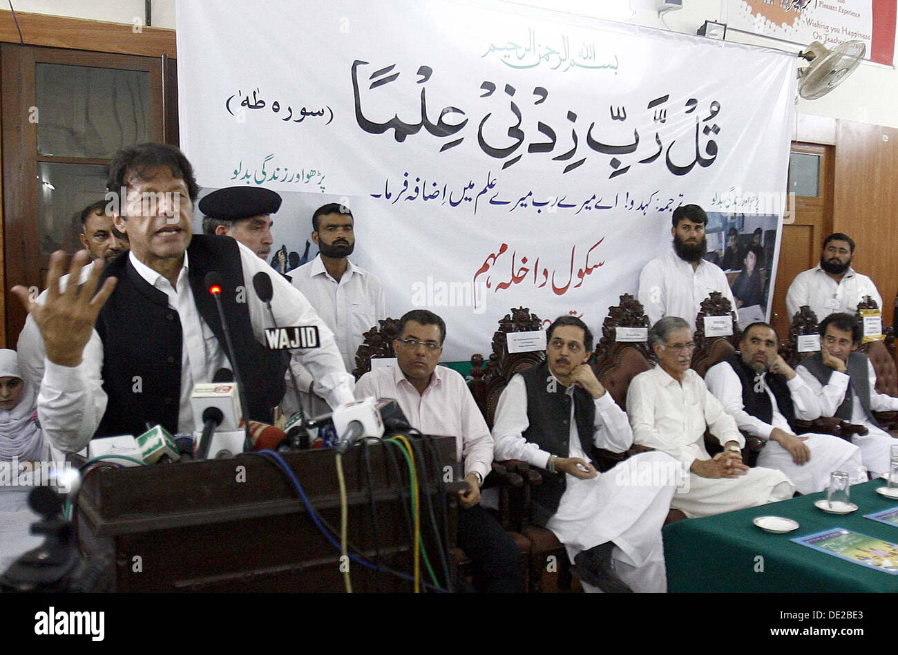 Président Pakistan Tehreek-e-Insaf Imran Khan parle au cours d'une cérémonie à l'école numéro 1 Cant à Peshawar le mardi 10 septembre 2013. Banque D'Images