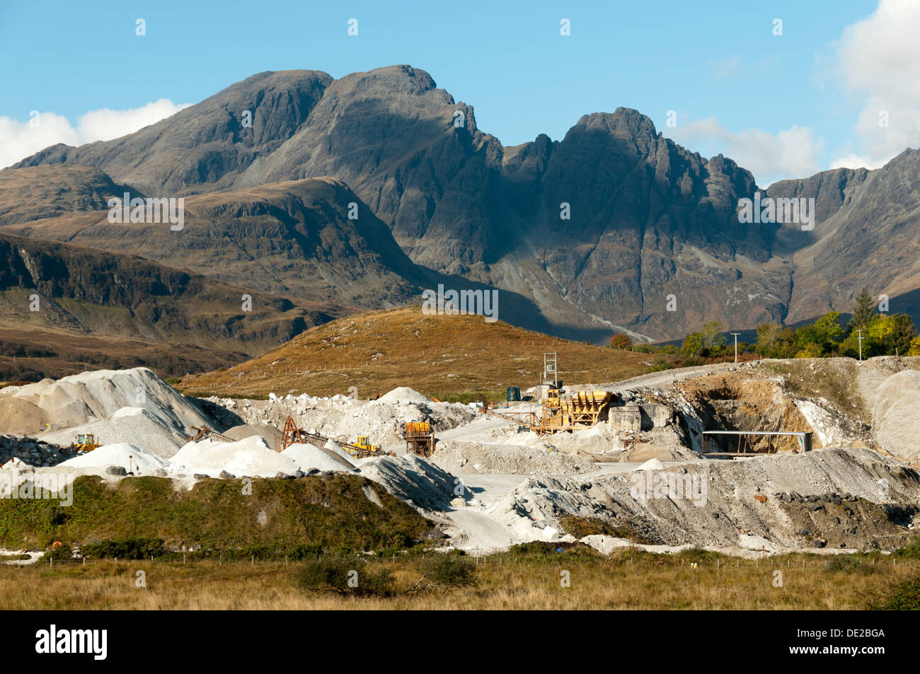 Bla Bheinn (Selkirk Arms) et Clach Glas au cours de la carrière de marbre à Torrin, Isle of Skye, Scotland, UK. Banque D'Images