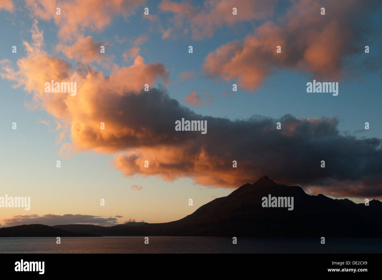 Coucher du soleil sur le Cuillin hills sur le Loch Scavaig, d'Elgol, Isle of Skye, Scotland, UK Banque D'Images