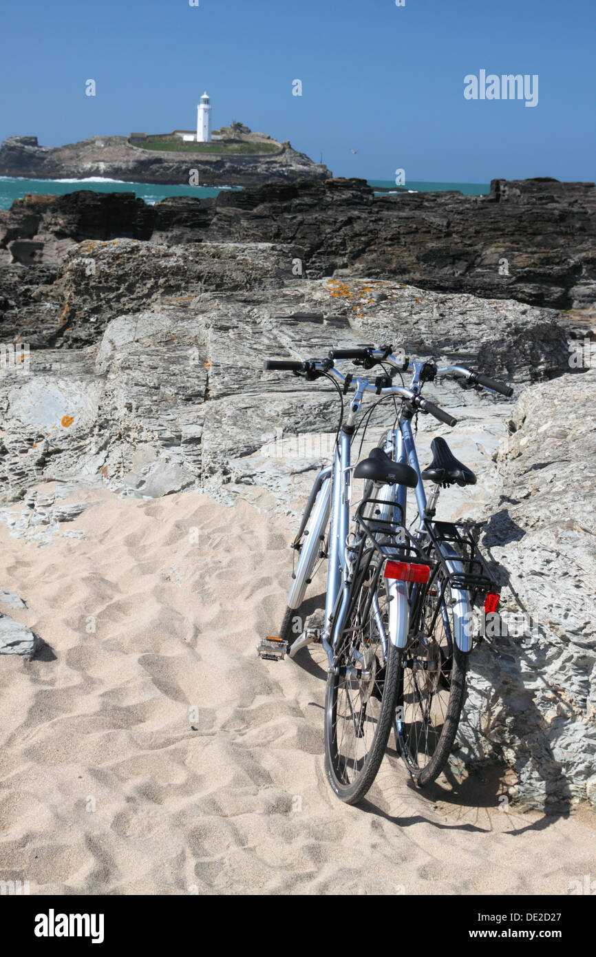 Des vélos sur la plage à Gwithian Godrevy, Cornwall. Banque D'Images