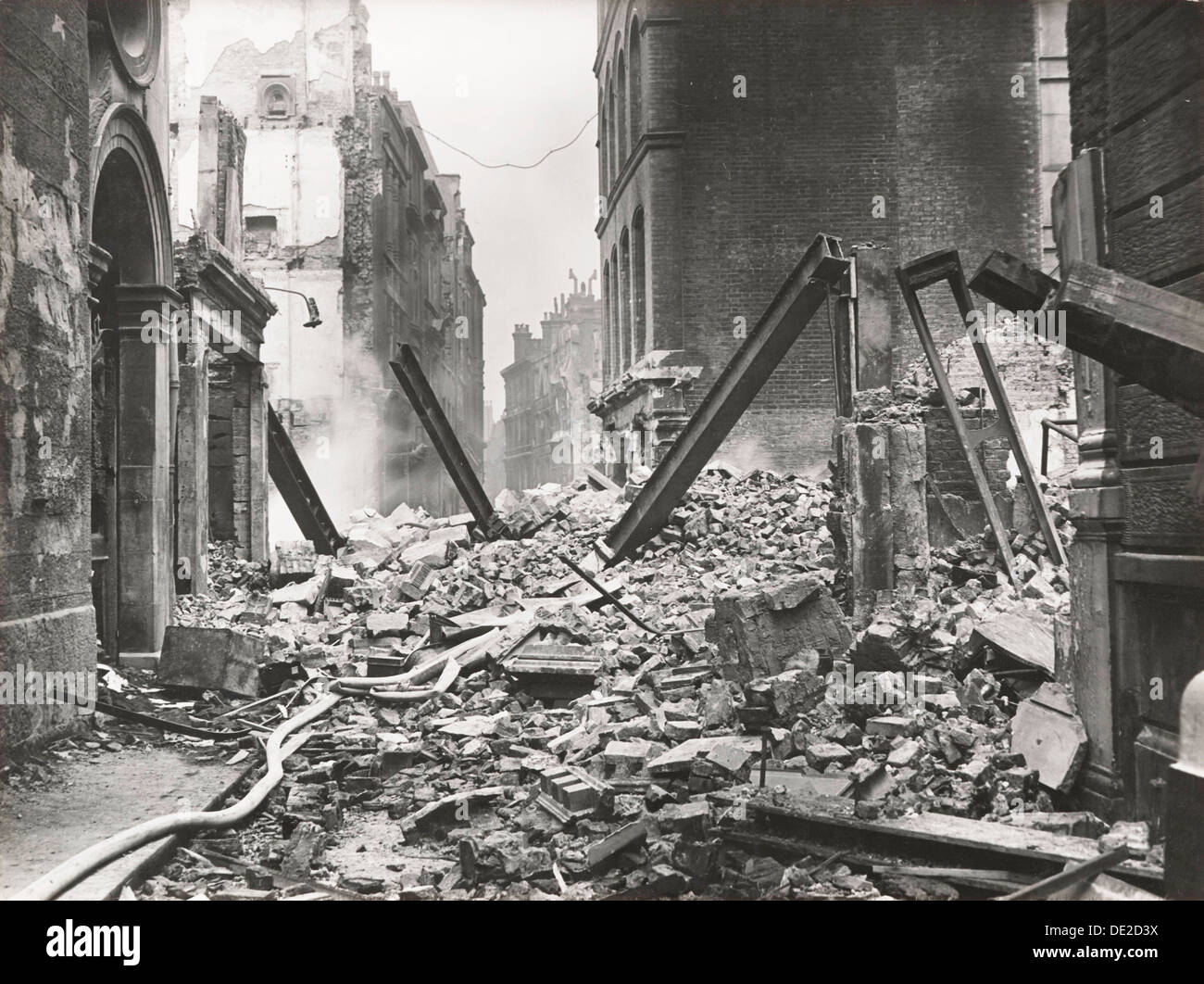 Voir en regardant vers le sud vers le bas Walbrook après un raid aérien, City de Londres, la seconde guerre mondiale, 1941. Artistes : Arthur Cross, Fred Tibbs Banque D'Images