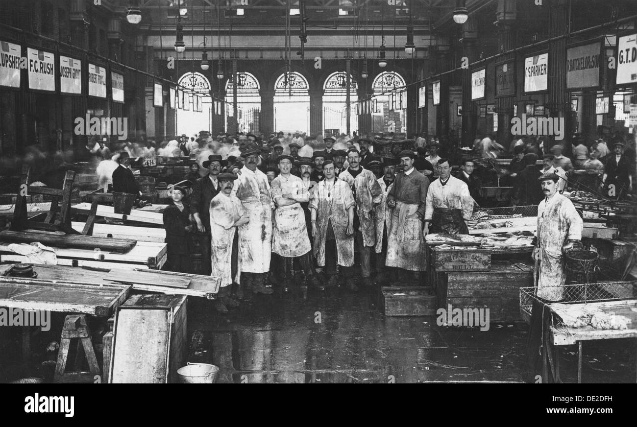 L'intérieur du marché de Billingsgate montrant les poissonniers et leurs étals, Londres, c1918. Artiste : Inconnu Banque D'Images