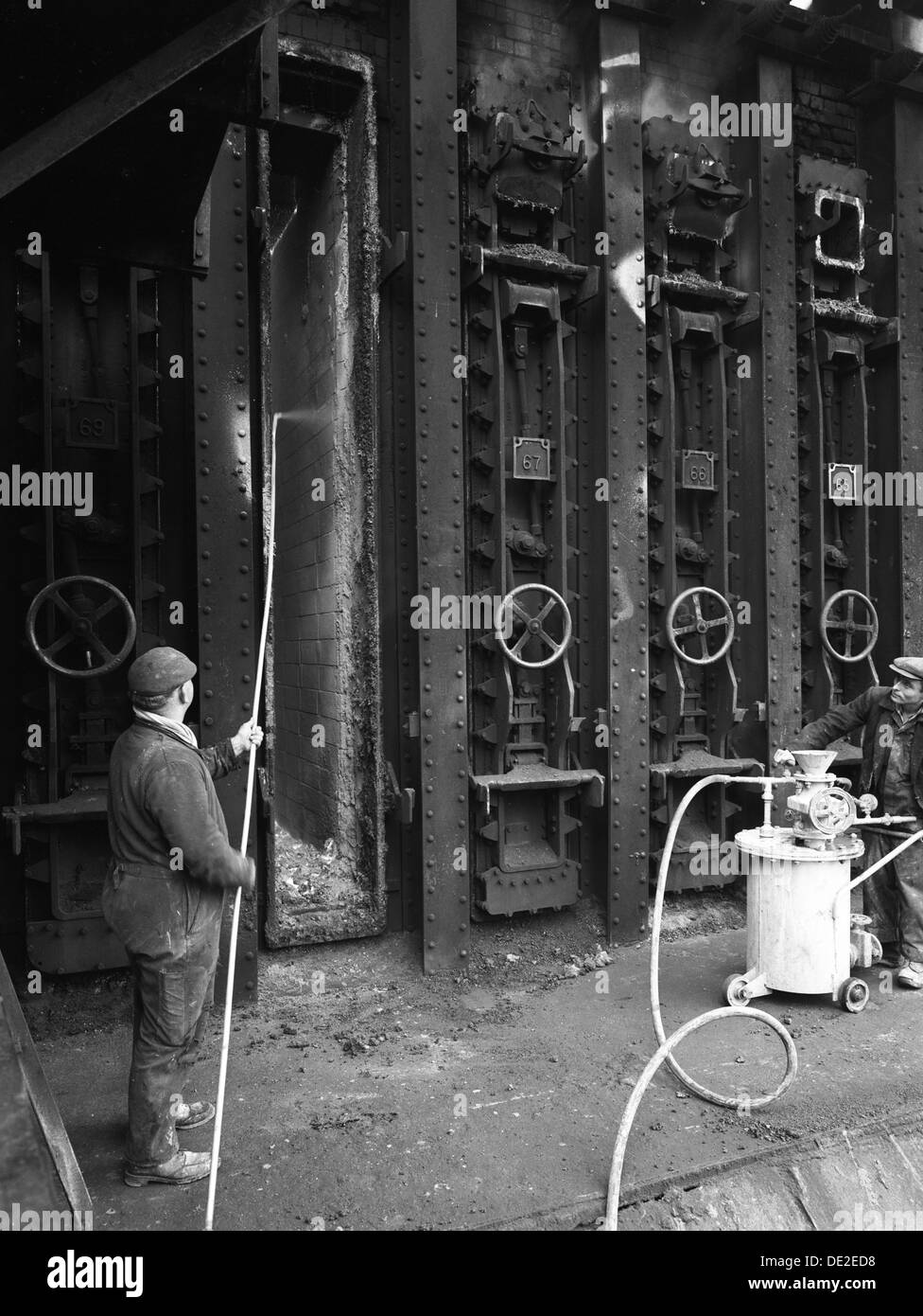 L'usine de transformation du charbon Manvers, sur Wath Dearne, près de Rotherham, dans le Yorkshire du Sud, février 1957. Artiste : Michael Walters Banque D'Images