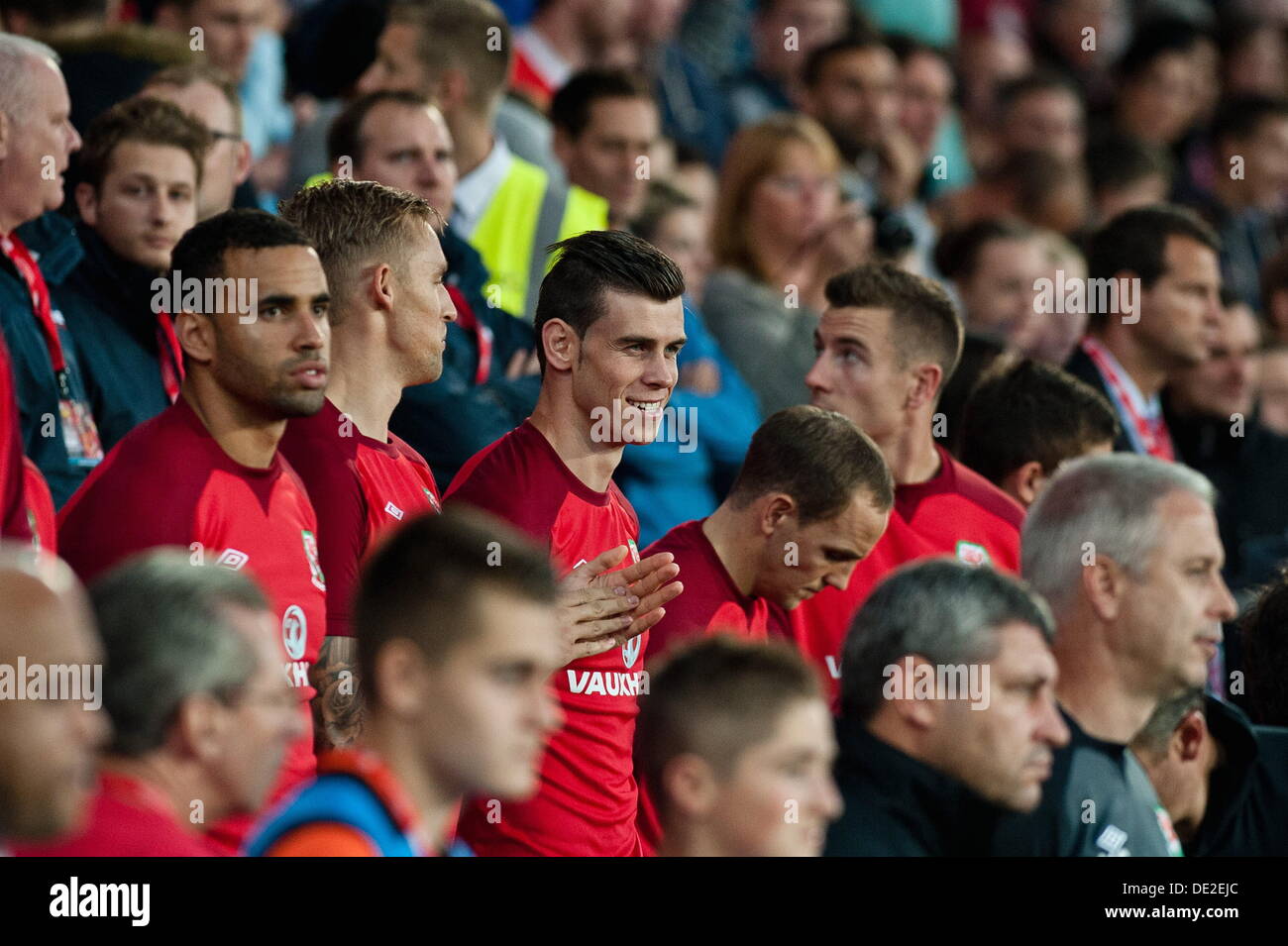 Cardiff UK. Mardi, 10 Septembre 2013 Photo : Gareth Bale (L) regarde sur le banc avec des coéquipiers. Re : Pays de Galles V France, de qualification de la Coupe du Monde au Cardiff City Stadium, Cardiff, Pays de Galles : Crédit D Legakis/Alamy Live News Banque D'Images