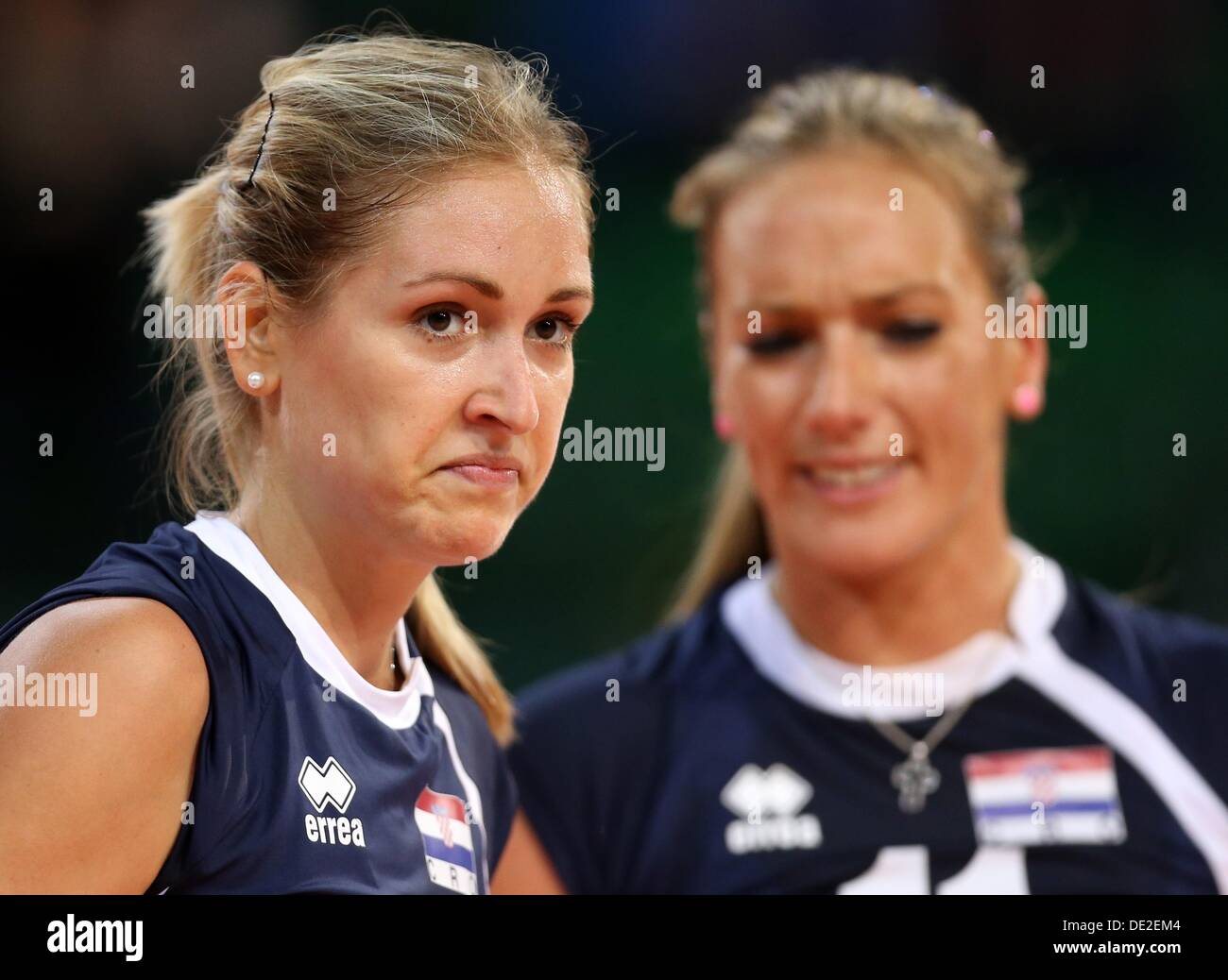 Ana Grbac (L-R) et Sanja Popovic de Croatie regarder déprimé pendant leur  volley-ball féminin match des éliminatoires du championnat d'Europe entre  la Croatie et les Pays-Bas à Gerry Weber Stadium à Halle/Westphalie,