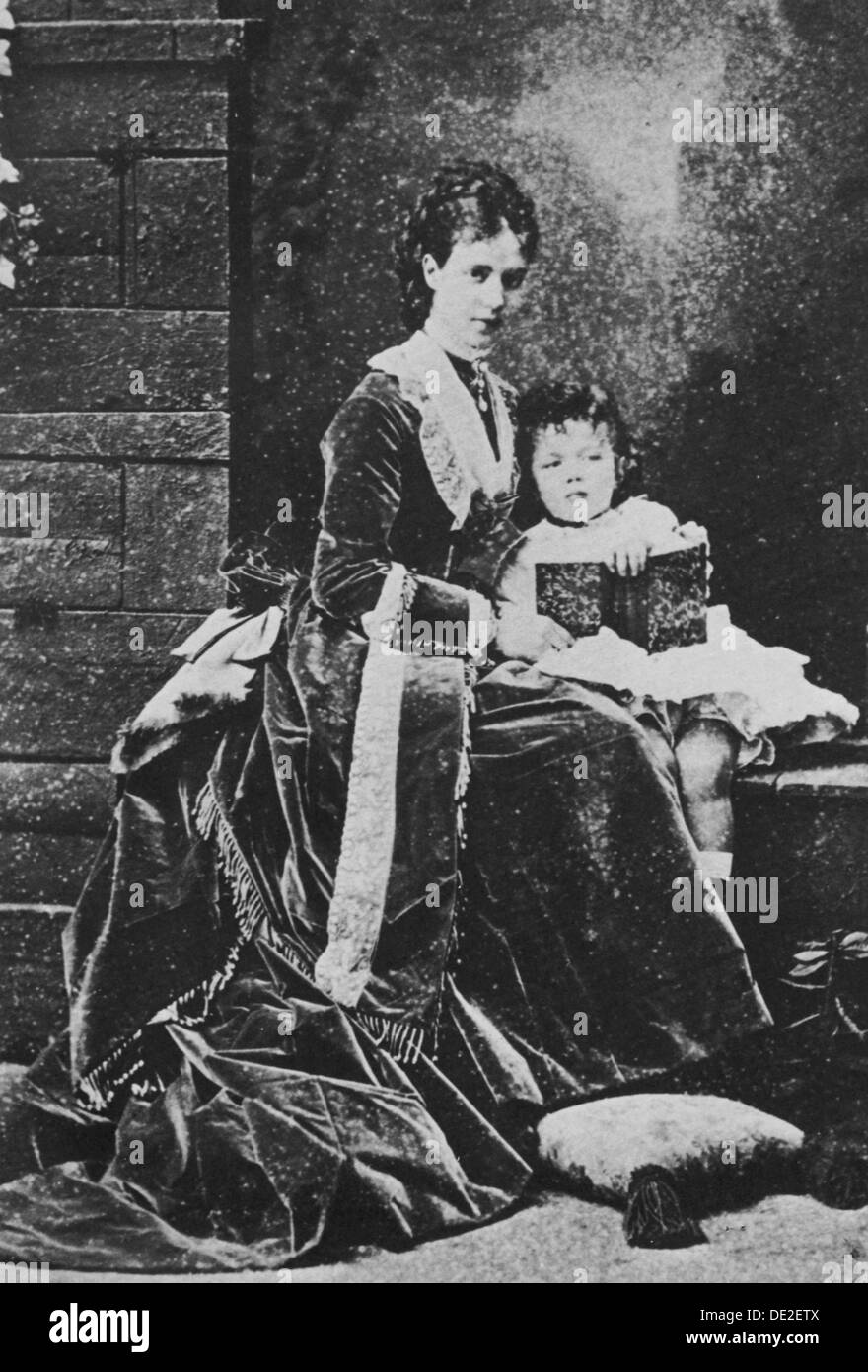 Tsarine Maria Feodorovna de Russie avec Tsarévitch Nicolas, c1873 (. Artiste : Inconnu Banque D'Images
