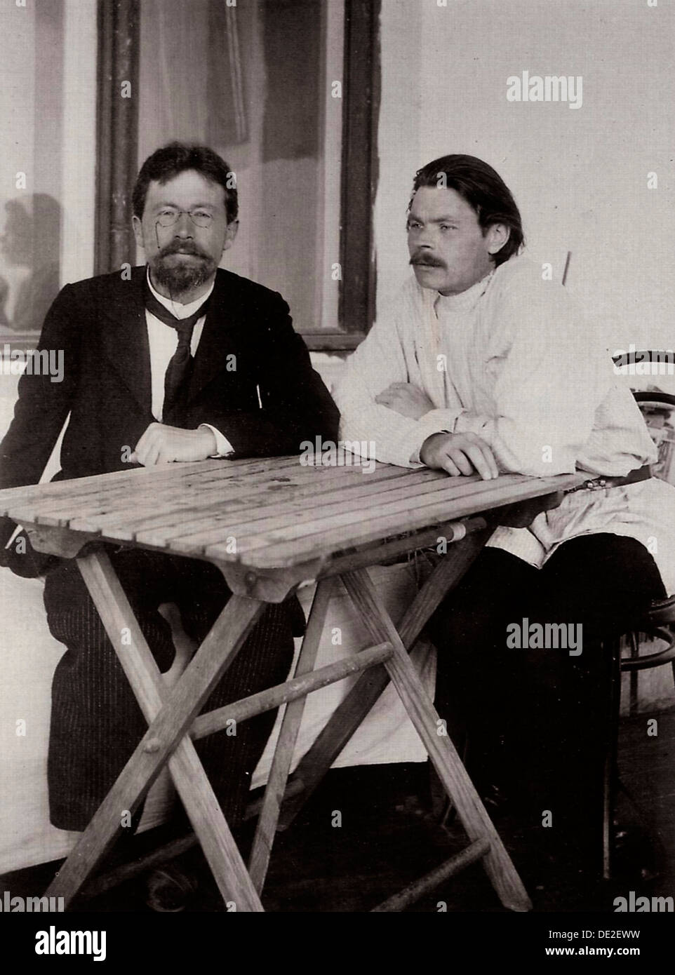 Anton Tchekhov et Maxime Gorki, auteurs russes, 1900. Artiste : Leonid Sredin Banque D'Images