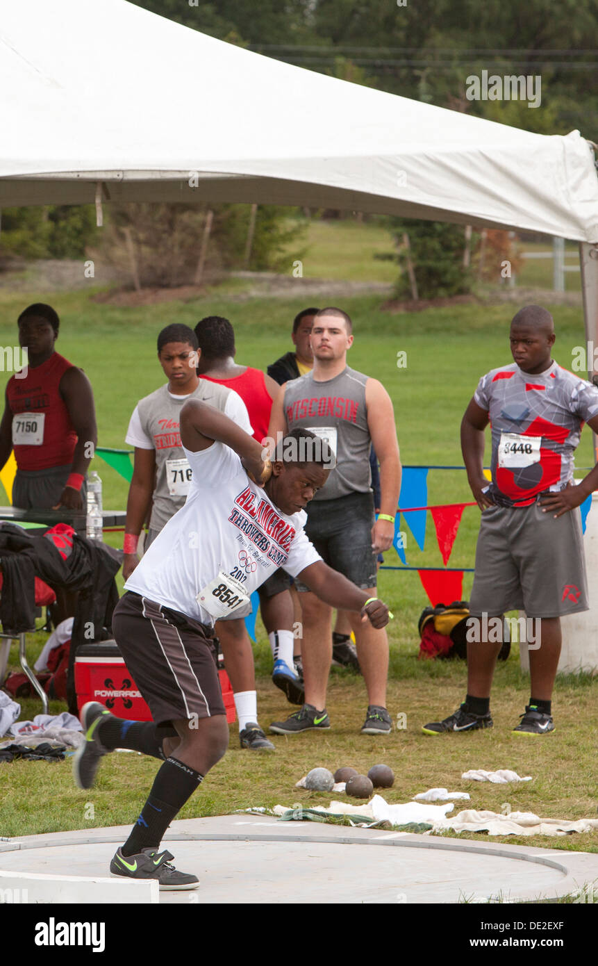 Ypsilanti, Michigan - Lancer la concurrence pendant l'athlétisme à l'AAU Jeux Olympiques Junior. Banque D'Images