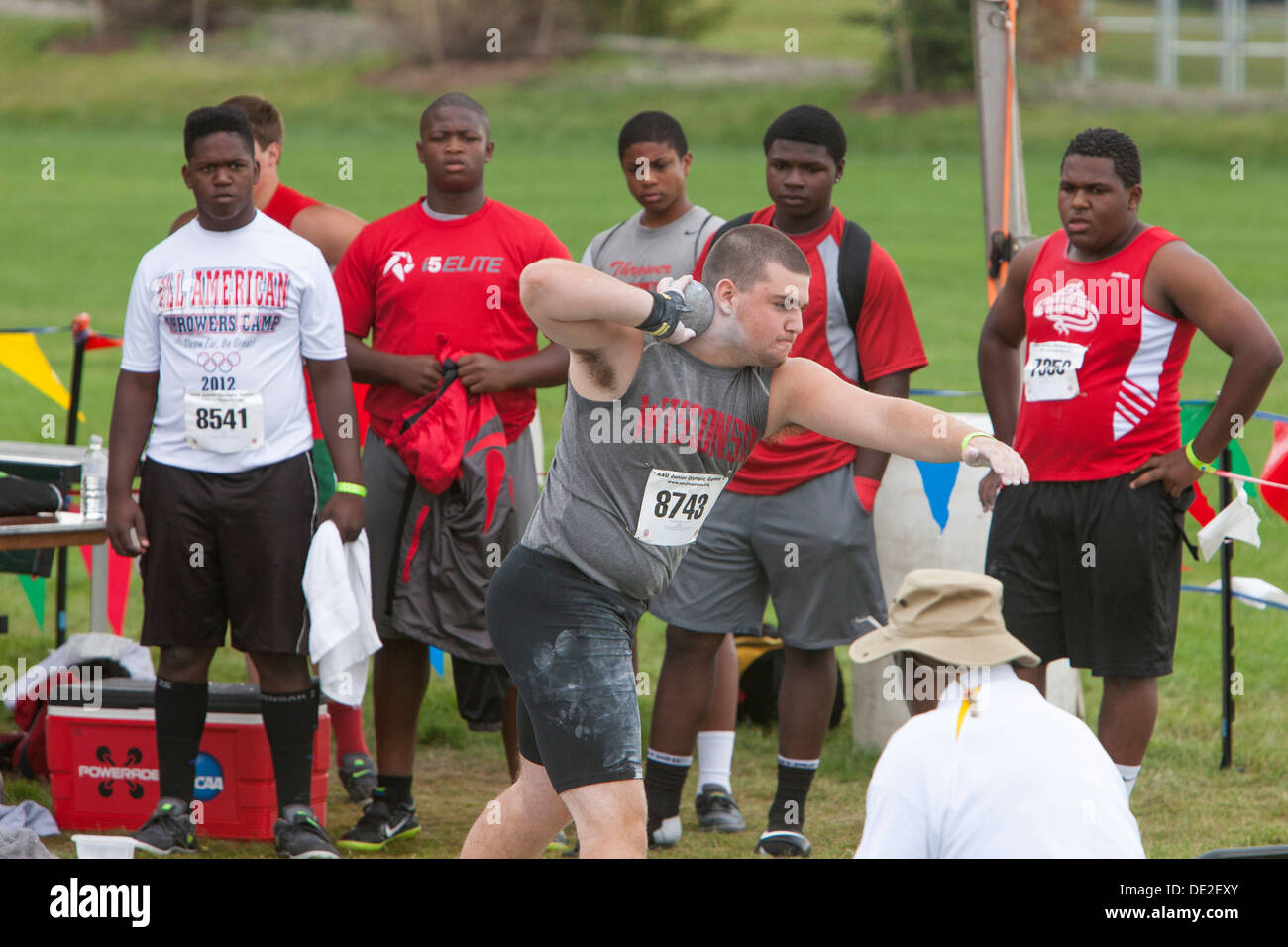 Ypsilanti, Michigan - Lancer la concurrence pendant l'athlétisme à l'AAU Jeux Olympiques Junior. Banque D'Images