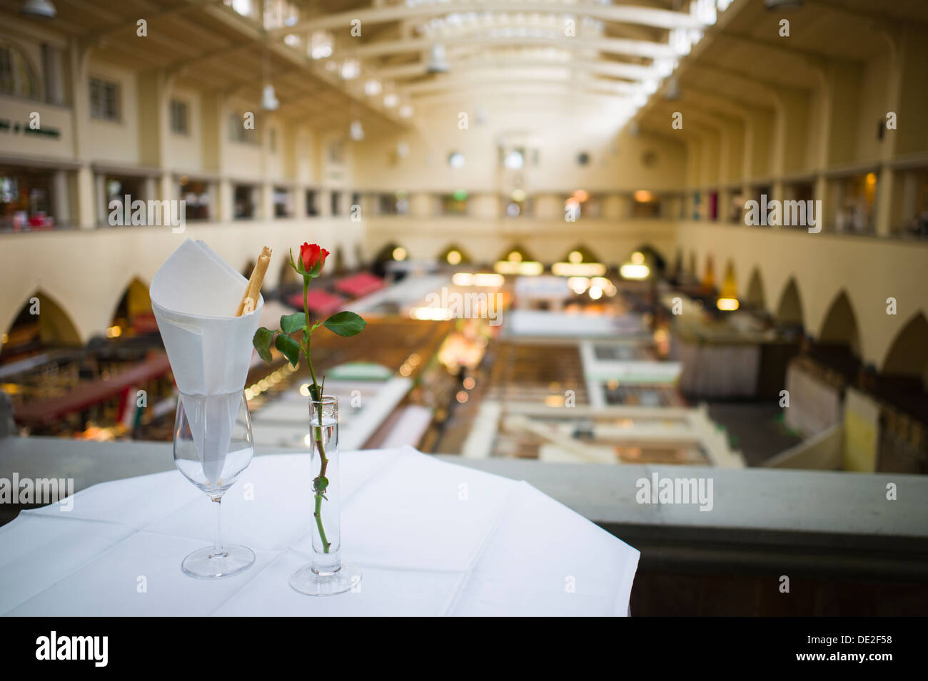 Table bistro Markthalle Stuttgart Baden-Württemberg, Allemagne Banque D'Images