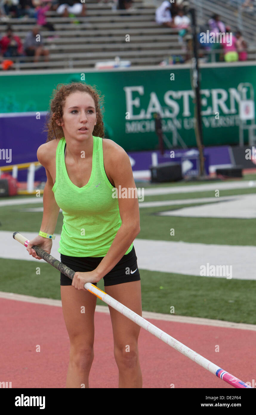 Ypsilanti, Michigan - perche femmes pendant la compétition d'athlétisme à l'AAU Jeux Olympiques Junior. Banque D'Images