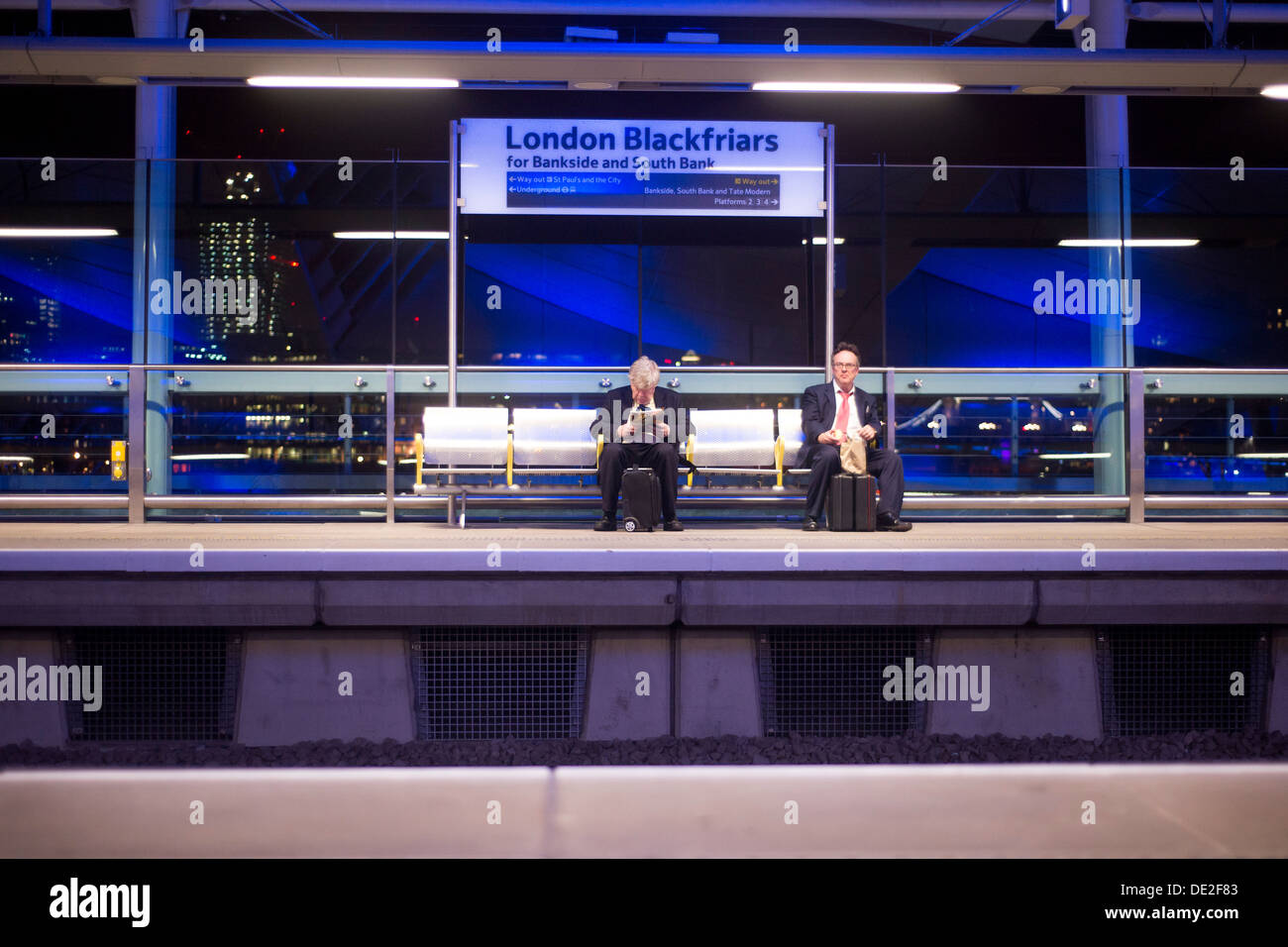 Les navetteurs sur la plate-forme à la gare London Blackfriars. Banque D'Images