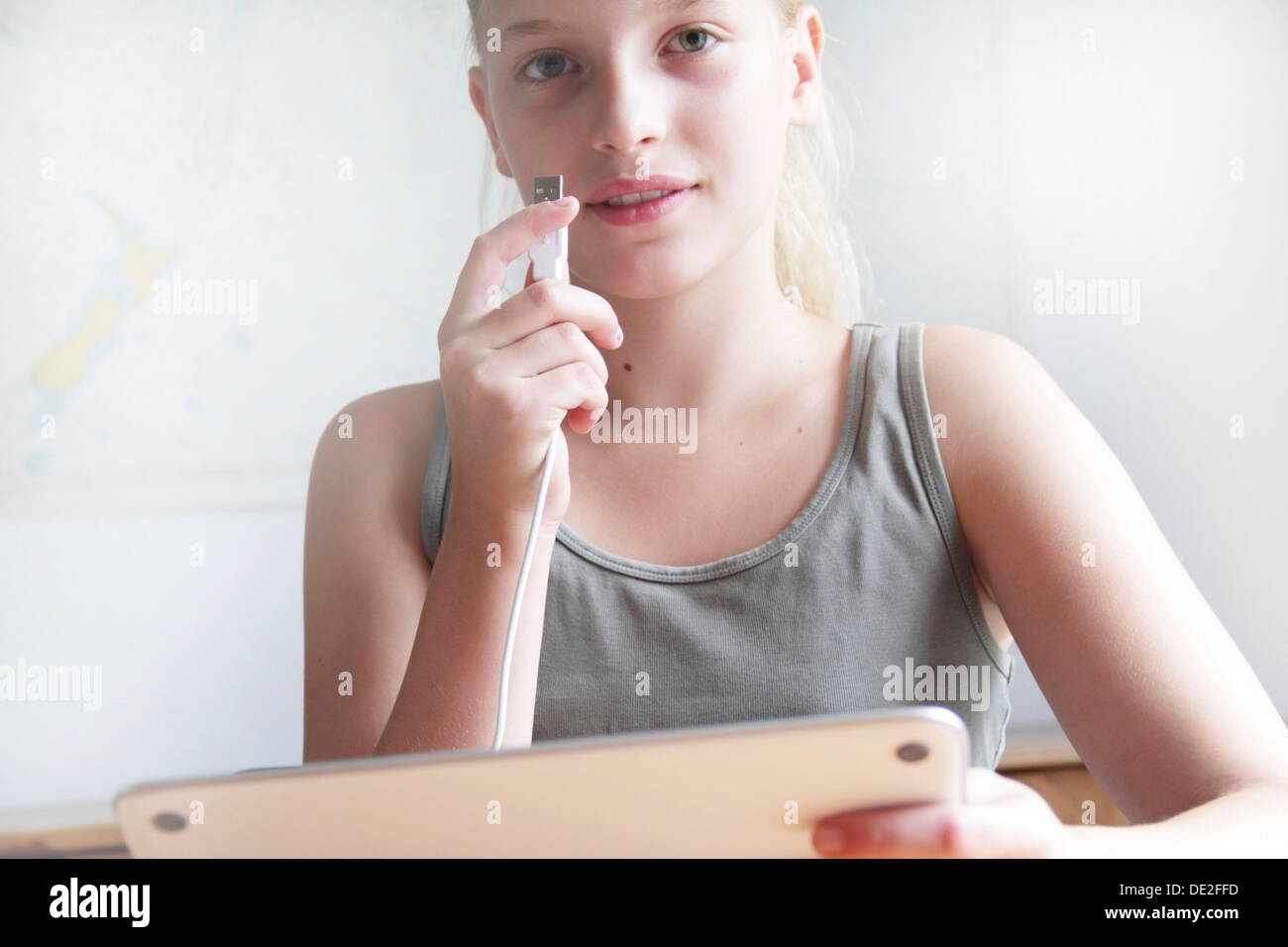 Girl holding d'un iPad et d'un connecteur USB Banque D'Images