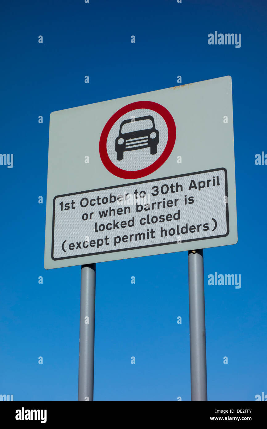 Panneau indiquant les détails des restrictions d'accès à une route, Cuddington, Cambridgeshire Banque D'Images
