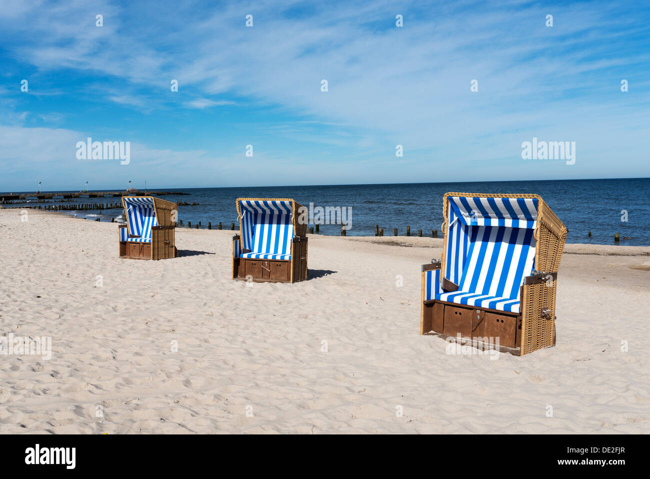Des paniers vides de soleil sur la plage. Banque D'Images