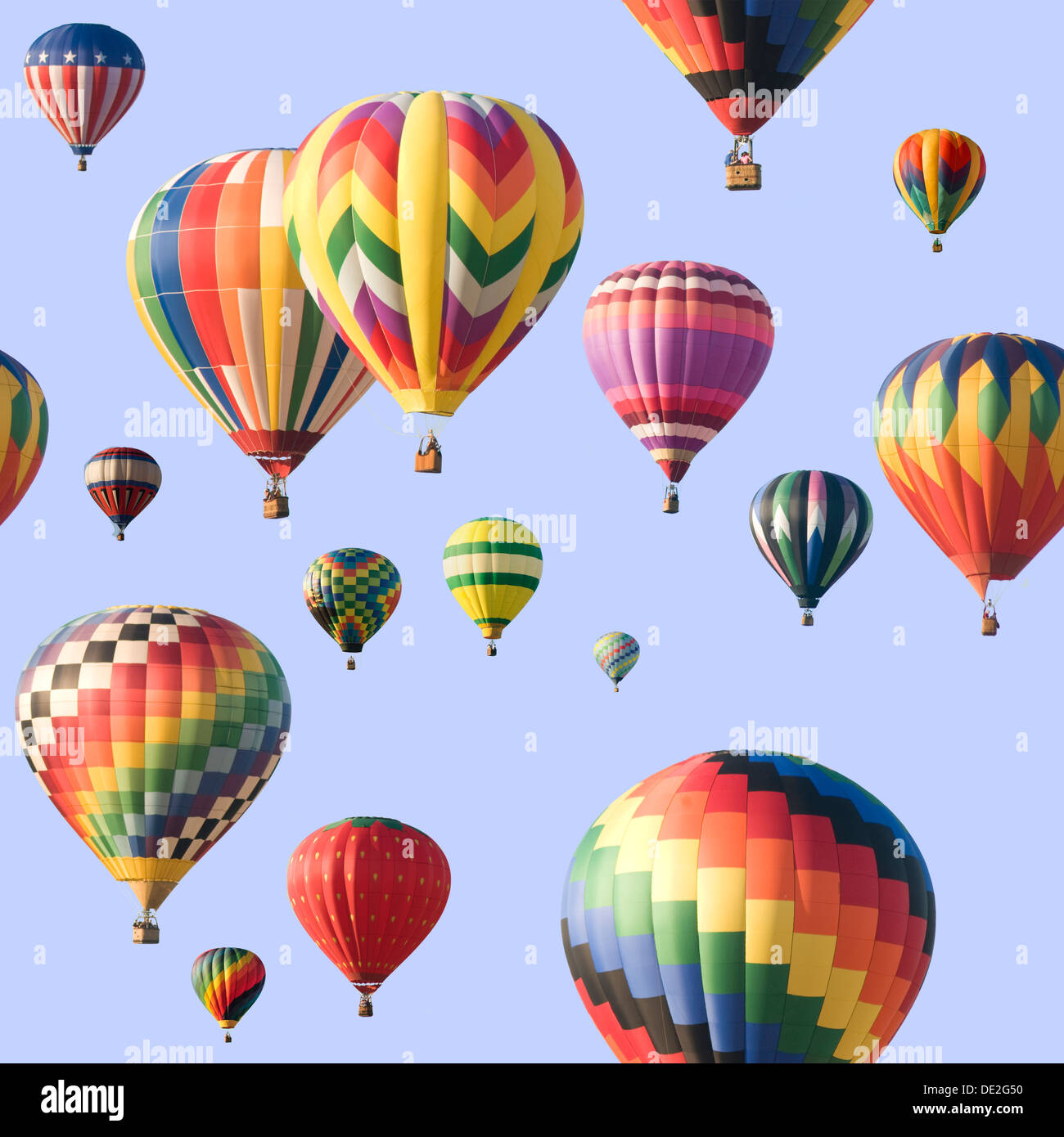 Un groupe de colorful ballons à air chaud à travers un ciel bleu flottant. L'image est parfaitement raccordable. Banque D'Images