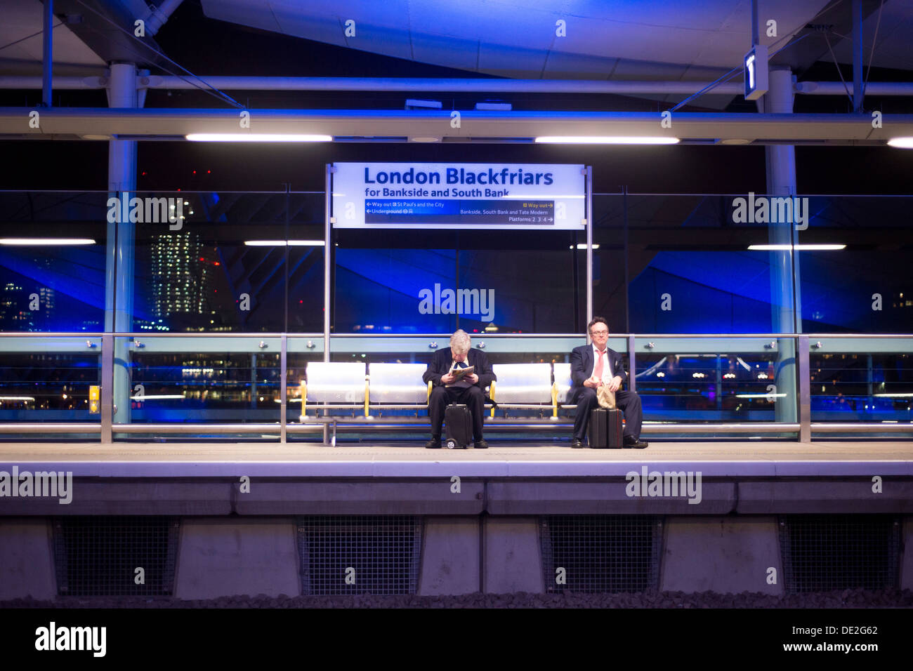 Les navetteurs sur la plate-forme à la gare London Blackfriars. Banque D'Images