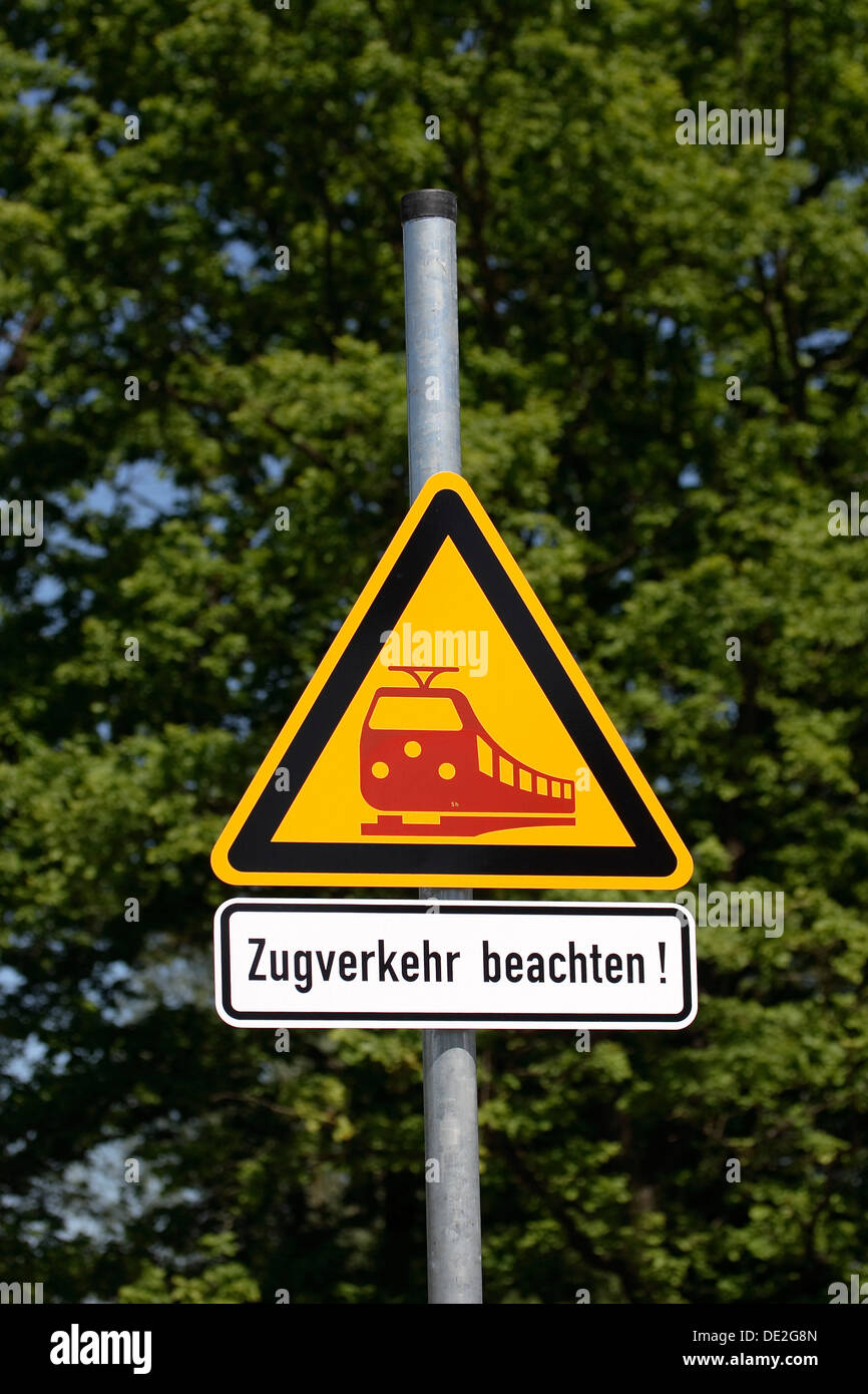 Zugverkehr beachten !, attention, les trains qui traversent, signe sur la propriété des chemins de fer Banque D'Images