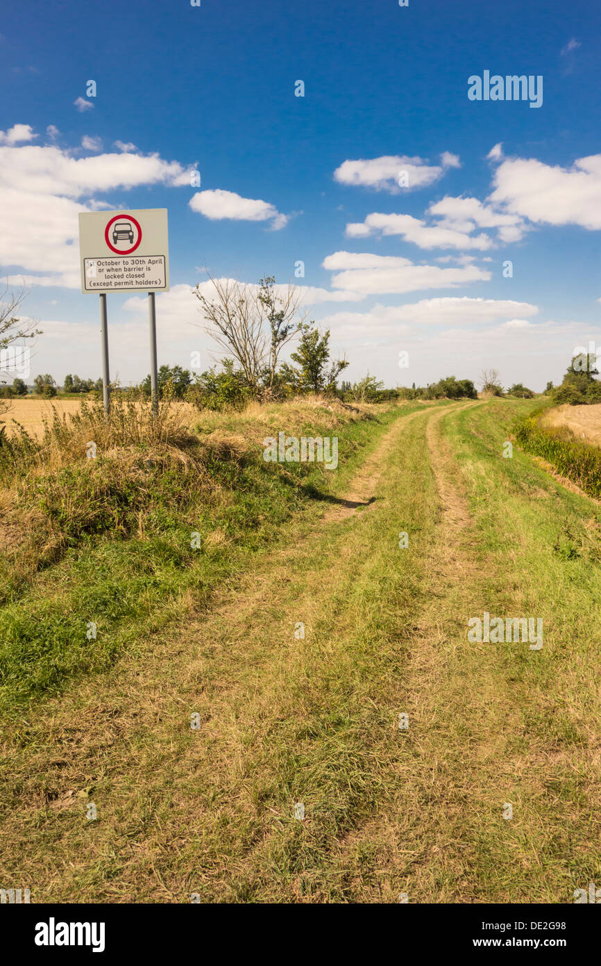 Vue le long conduit y compris un panneau indiquant les restrictions d'accès, Cuddington, Cambridgeshire Banque D'Images