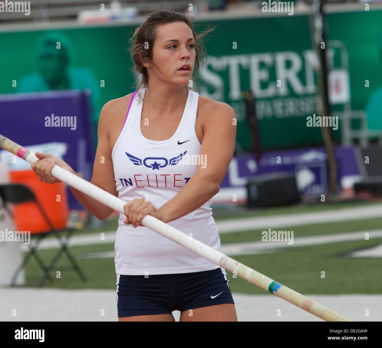 Ypsilanti, Michigan - perche femmes pendant la compétition d'athlétisme à l'AAU Jeux Olympiques Junior. Banque D'Images