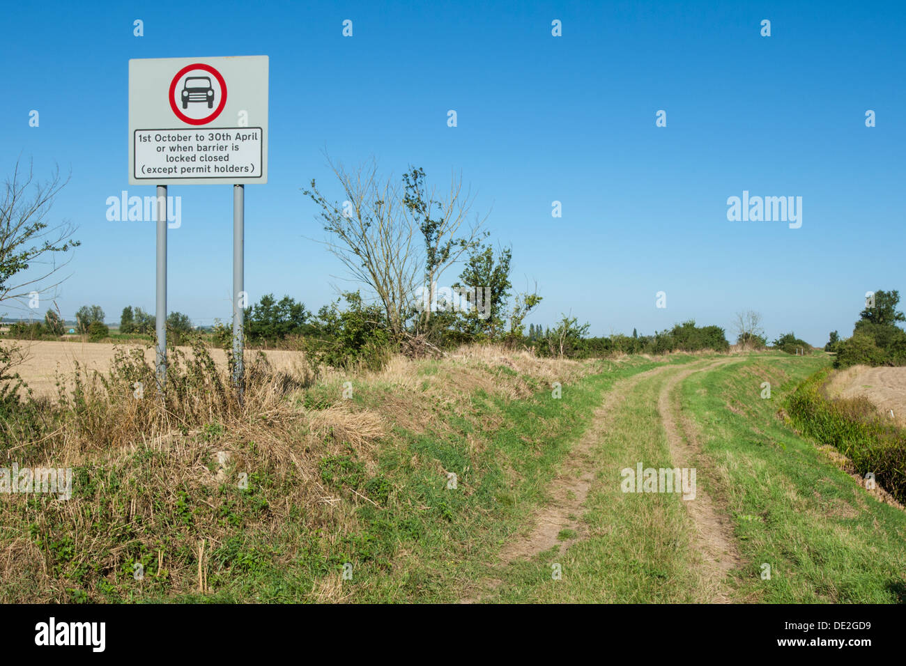 Vue le long conduit y compris un panneau indiquant les restrictions d'accès, Cuddington, Cambridgeshire Banque D'Images