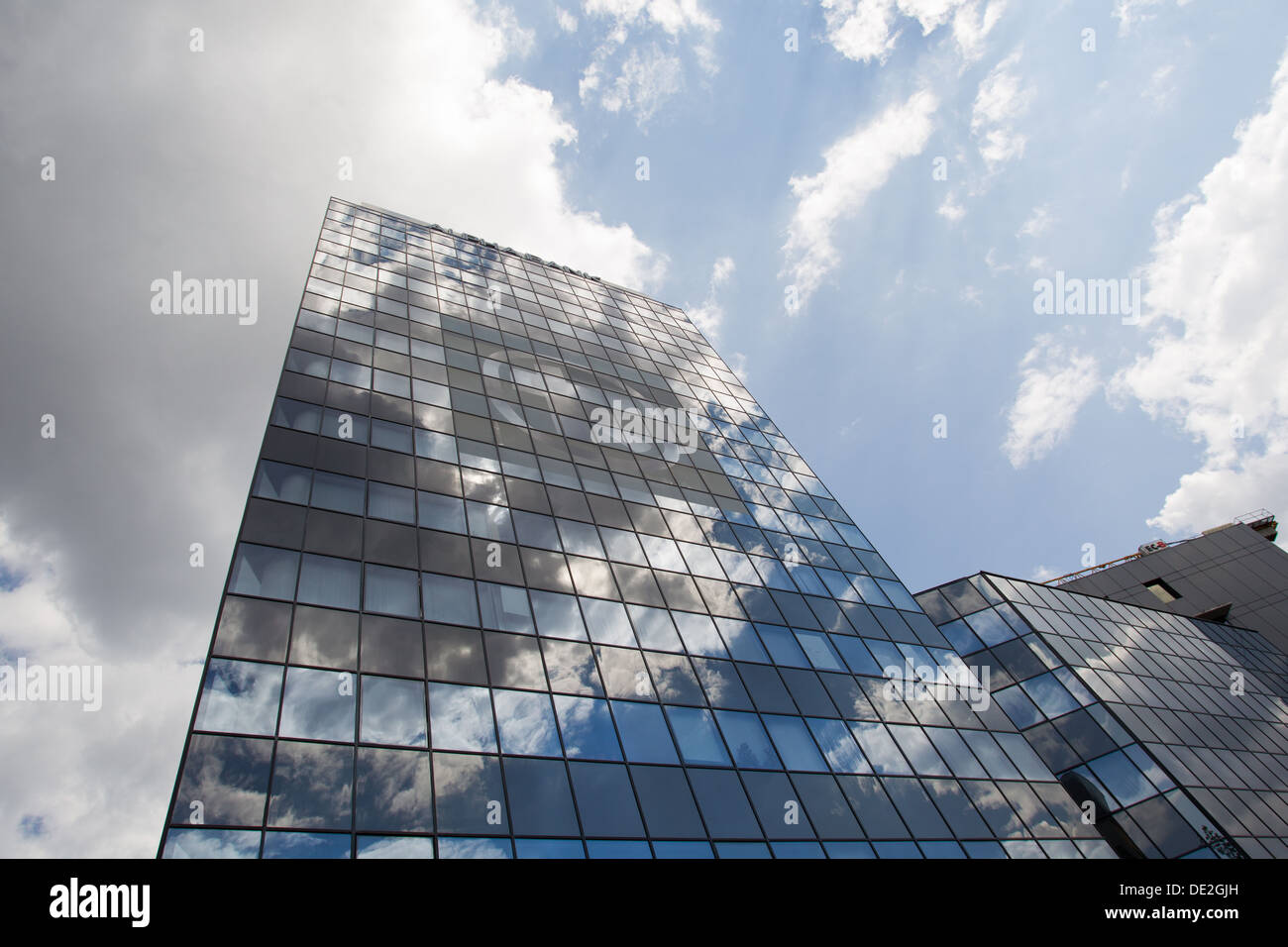 Siège de la Banque Alpha de Windows avec des nuages reflétée sur windows dans la ville de Bucarest, Roumanie. Banque D'Images