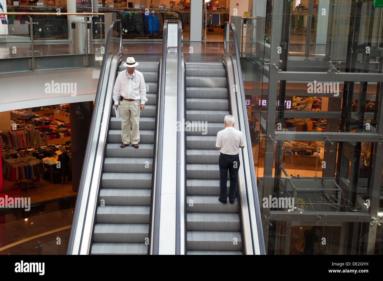 Les gens sur l'escalator escalier dans shopping mall Banque D'Images