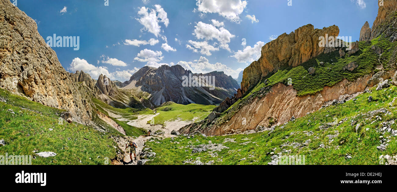 Vue panoramique sur la montagne Geisler, deux randonneurs montent à Mittagsscharte gorge, parc naturel de Puez-Geisler Banque D'Images