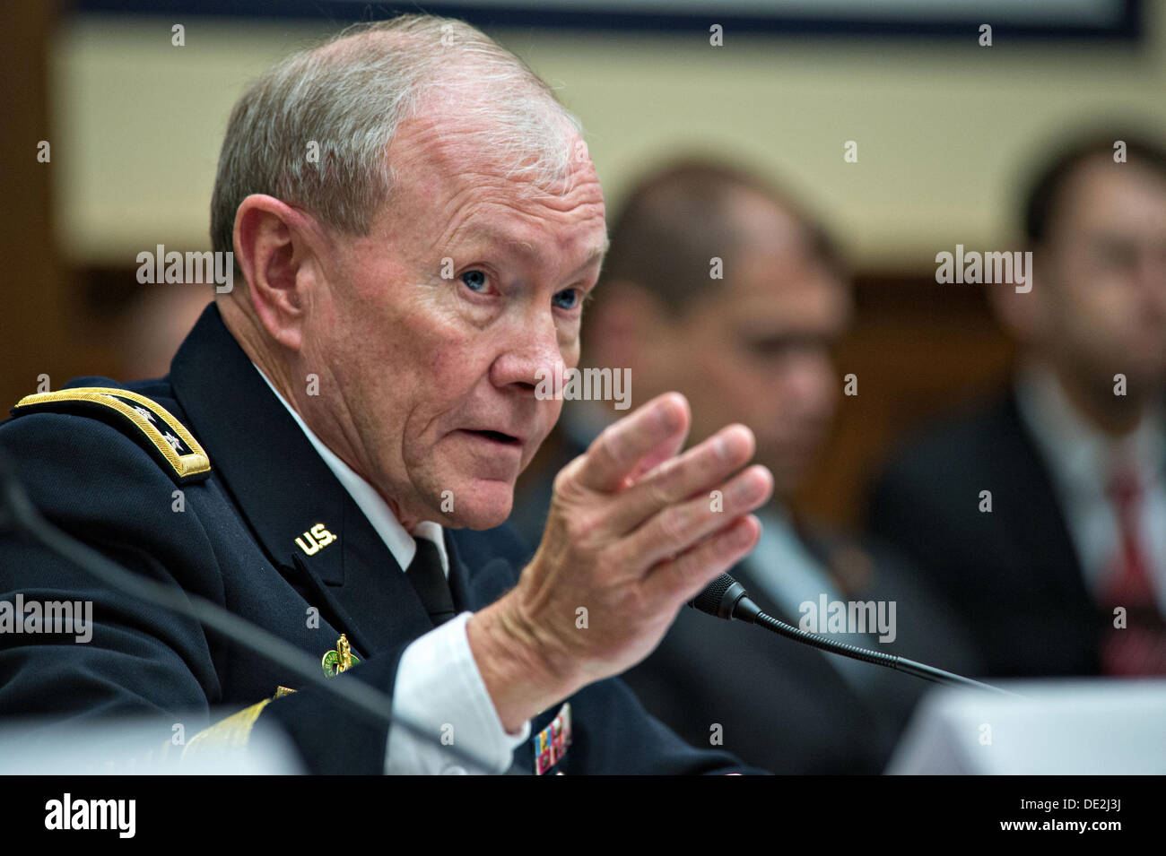 Le président américain de l'état-major général Martin Dempsey témoigne devant la Commission des forces armées le 10 septembre 2013 à Washington, D.C. Le président Barack H. Obama cherche à obtenir l'approbation du Congrès pour une frappe militaire en Syrie en réponse à leur gouvernement les allégations d'emploi d'armes chimiques. Banque D'Images
