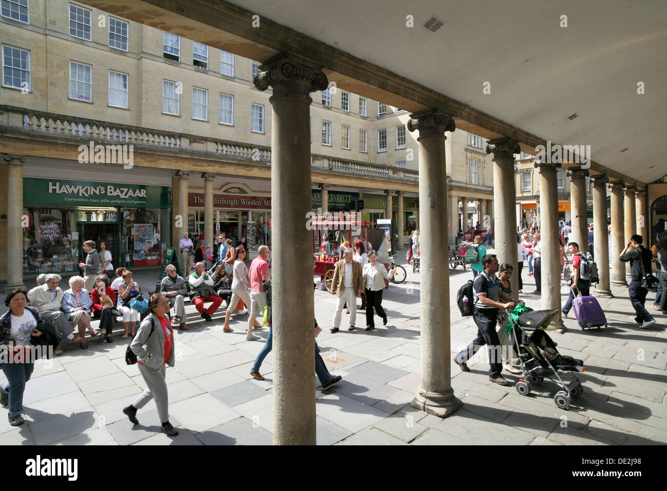 Colonnade, Rue de décrochage, le centre-ville de Bath - sépare la rue de décrochage de l'abbaye l'Église, à droite. Banque D'Images