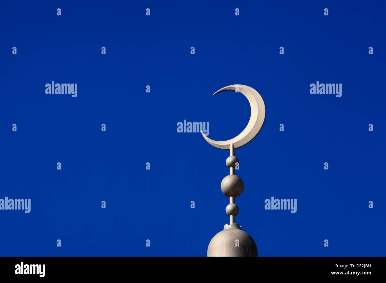 Symbole du croissant de lune au-dessus de l'East London Mosque, Whitechapel Road, East London. Banque D'Images