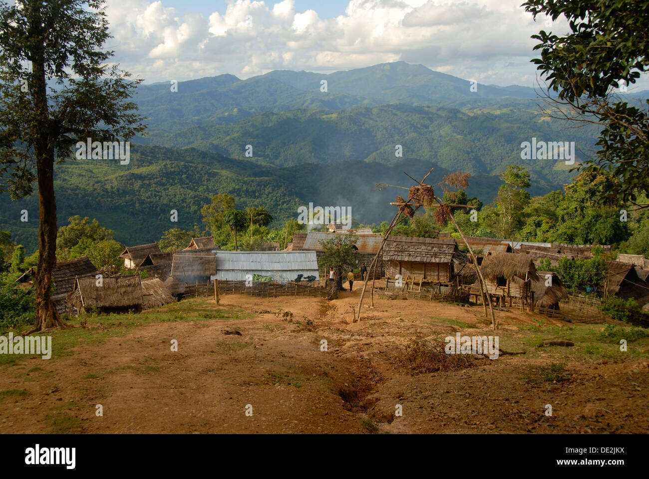 La pauvreté, village de l'ethnie Akha Nuqui dans les montagnes, de simples abris, Ban Changteun, district et province Phongsali Banque D'Images