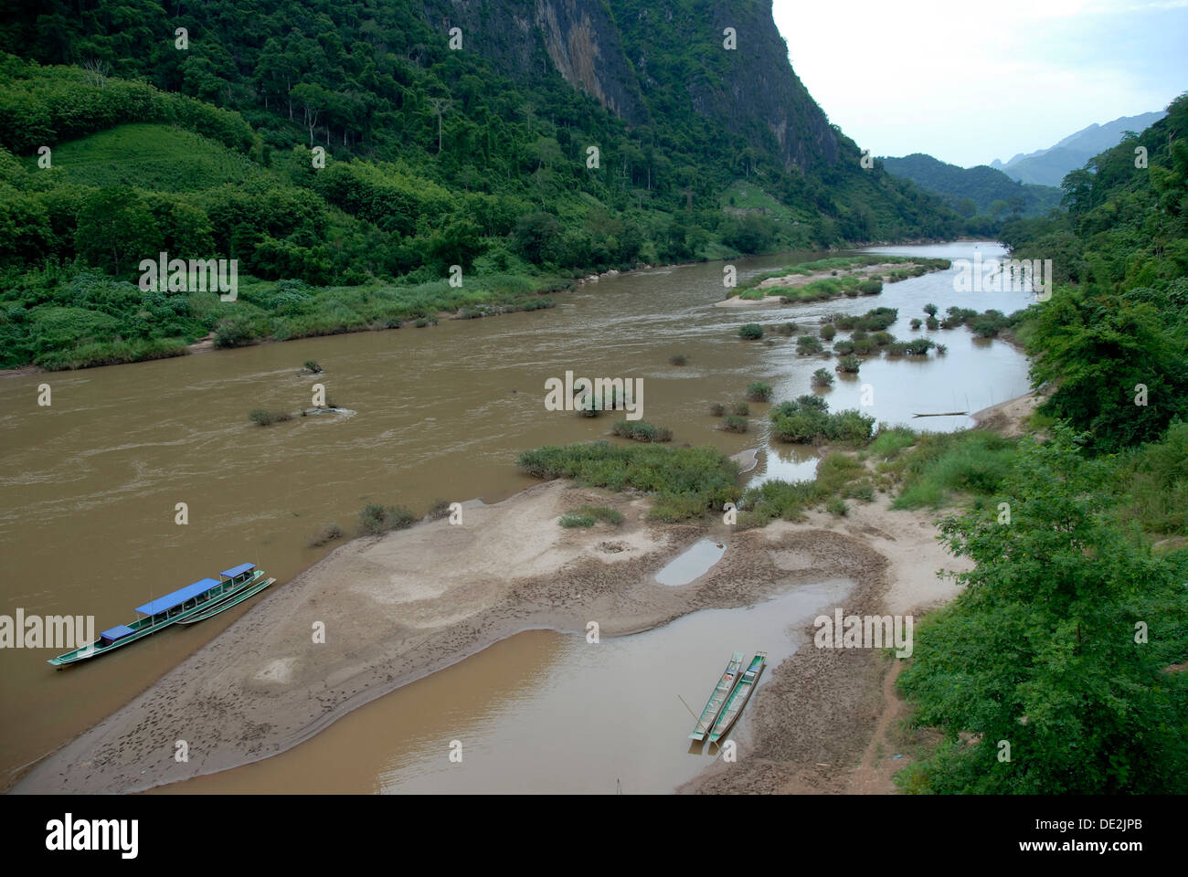Rivière naturelle, une nature préservée, des bateaux sur la rivière Nam Ou, Nong Khiaw, province de Luang Prabang, Laos, Asie du Sud, Asie Banque D'Images