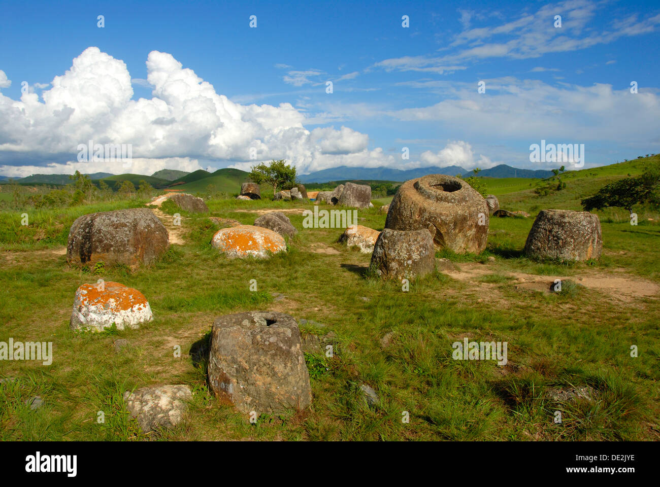 L'archéologie, l'ancienne grande pierre jars dans le paysage, Site 1 Jar, Thong Hai Hin, Plaine des Jarres, près de Phonsavan Banque D'Images