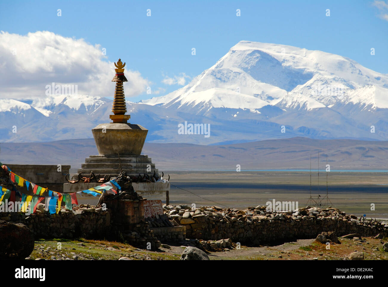 Le bouddhisme tibétain, chorten stupa, Darchen, pèlerinage, la montagne couverte de neige Gurla Mandhata, Kailash, région de l'himalaya Banque D'Images