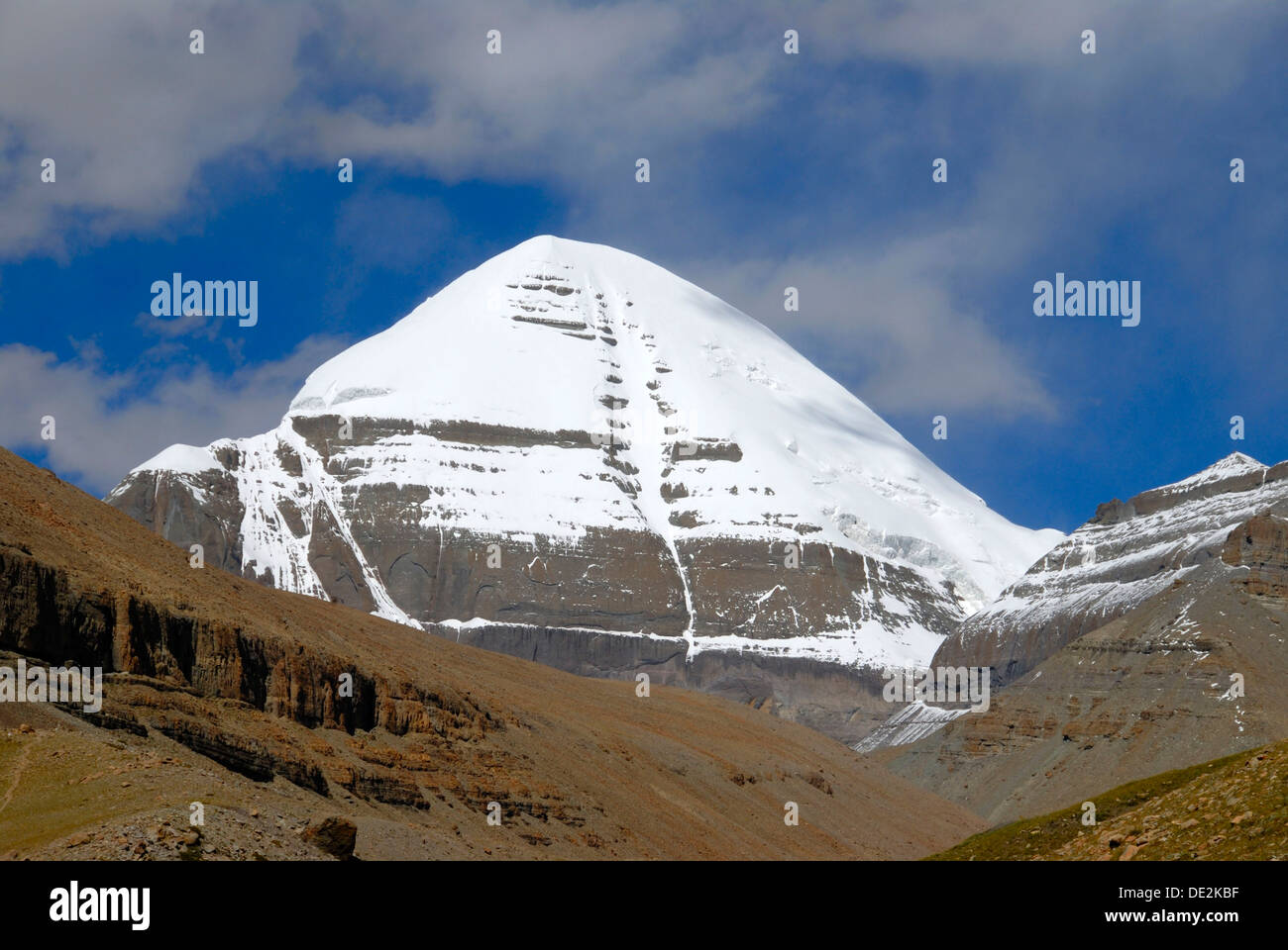 Le bouddhisme tibétain, sacrée montagne couverte de neige, pic de Kailash, côté sud, avec canal, Gang Gang Rinpoche, Tise Montagne Banque D'Images